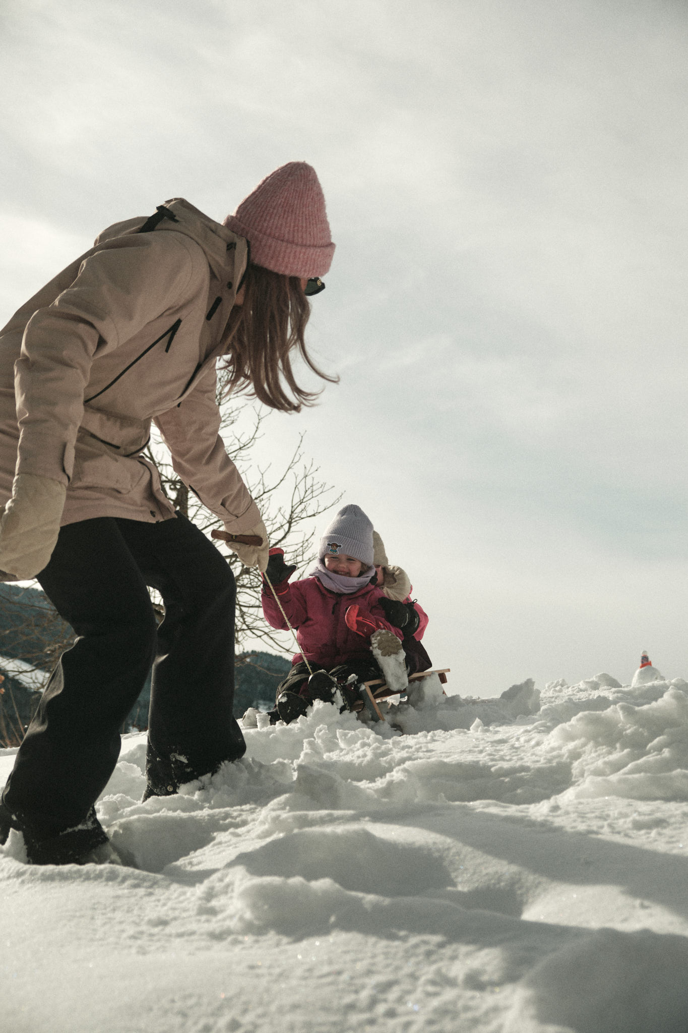 Person mit Kind im Schnee