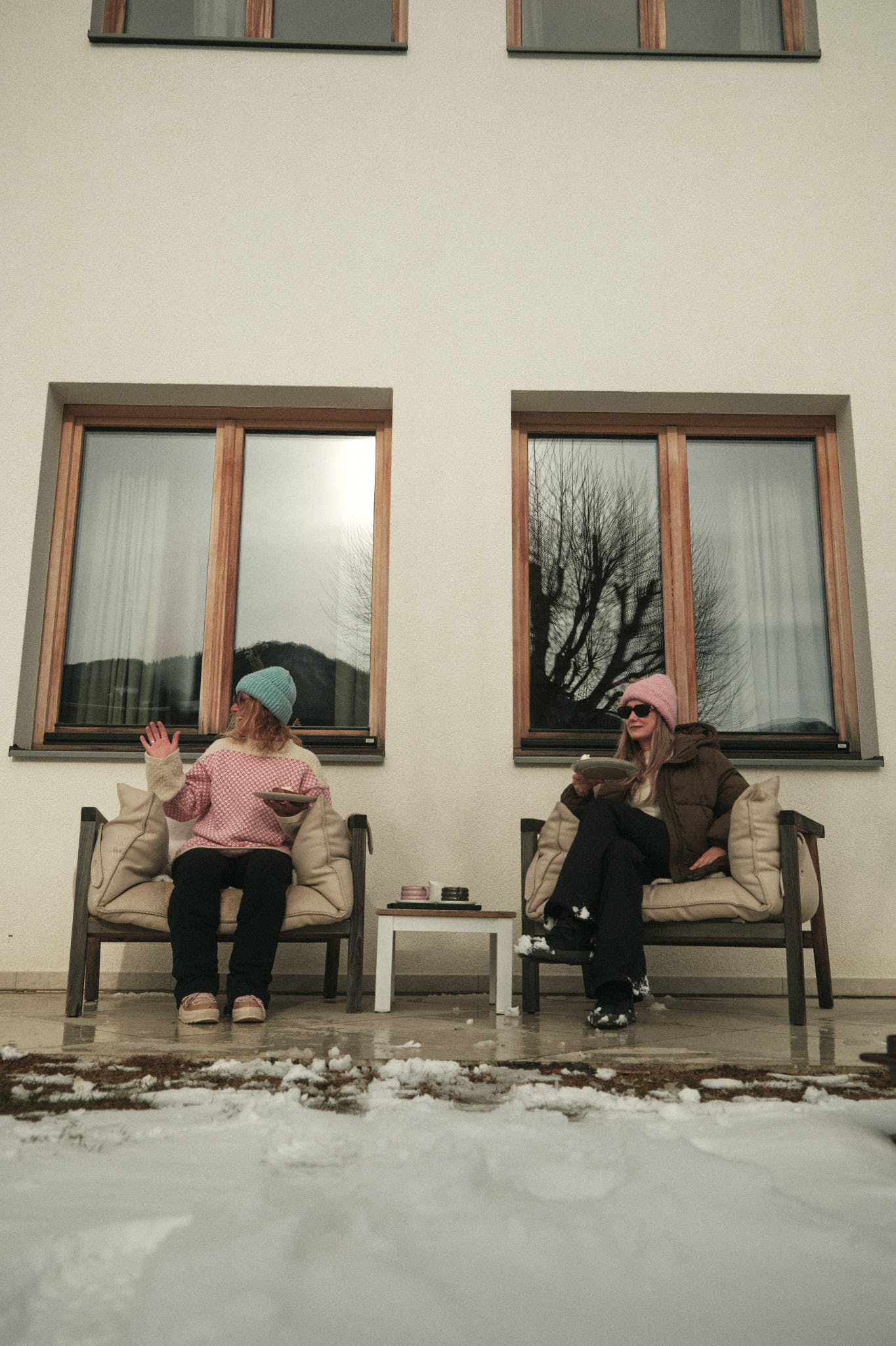 Gäste auf Bank vor Haus