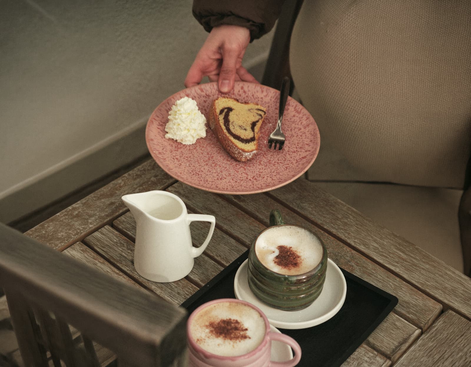 Kaffee und Kuchen gedeckt