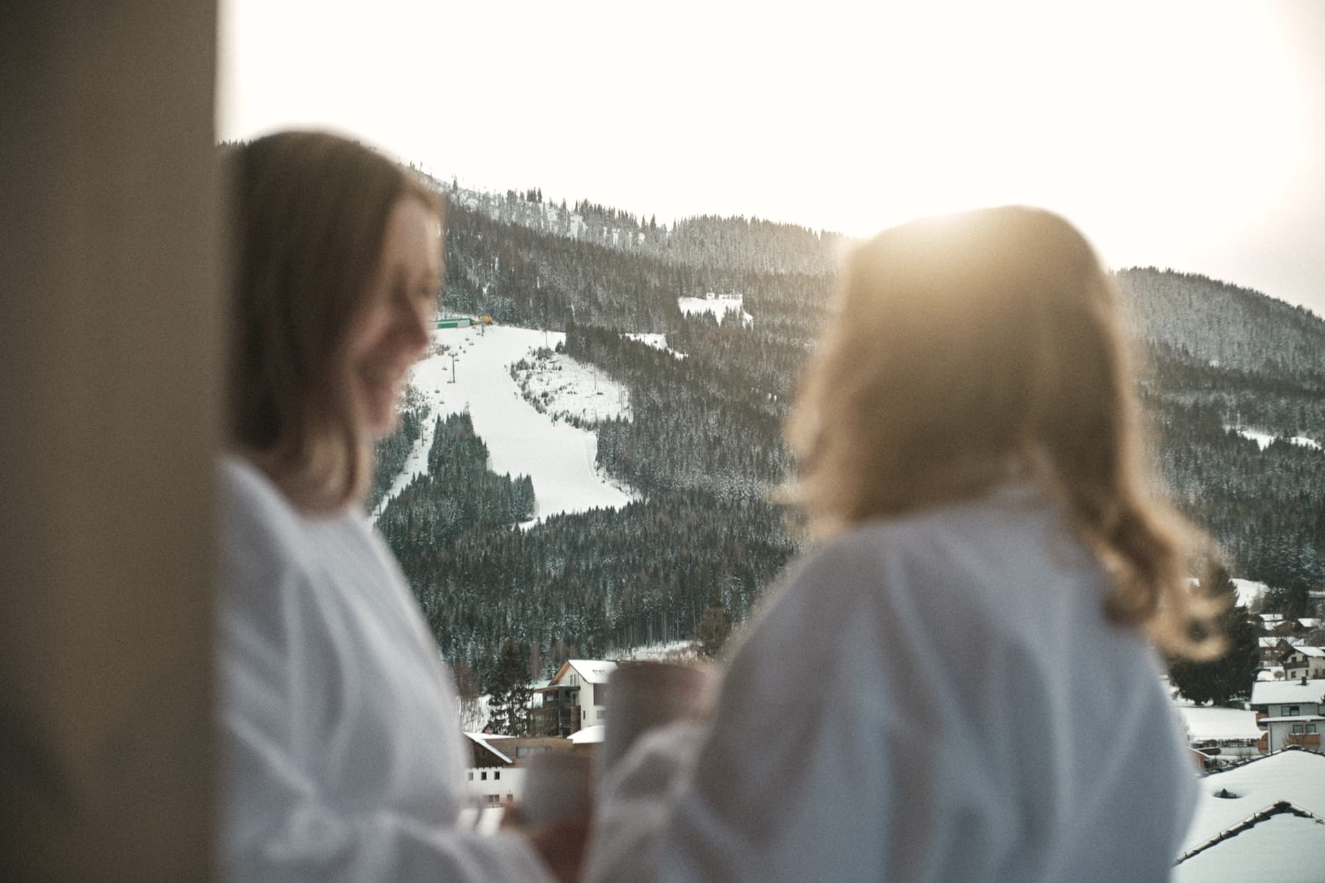 Gäste lachen im Bademantel