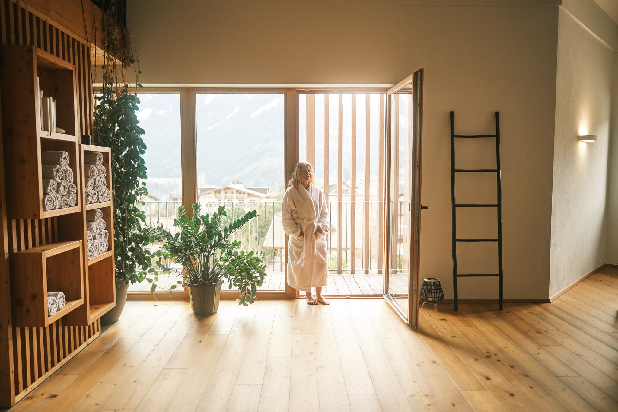 heller Raum mit Balkon