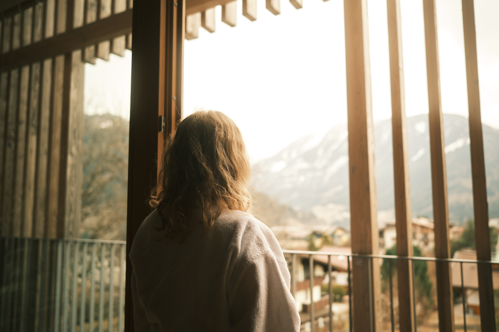 Frau blickt in Berge