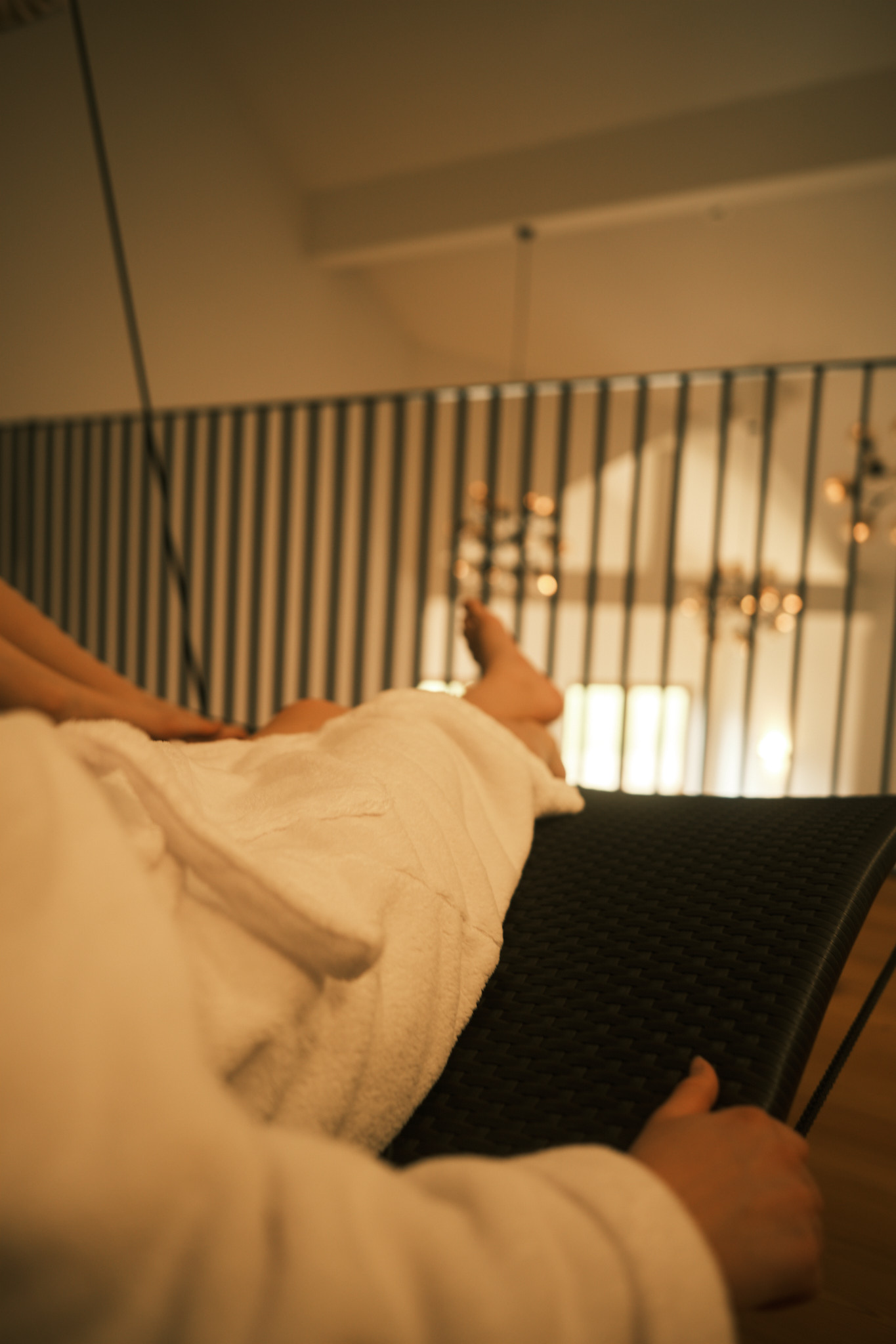 Bett mit warmem Licht