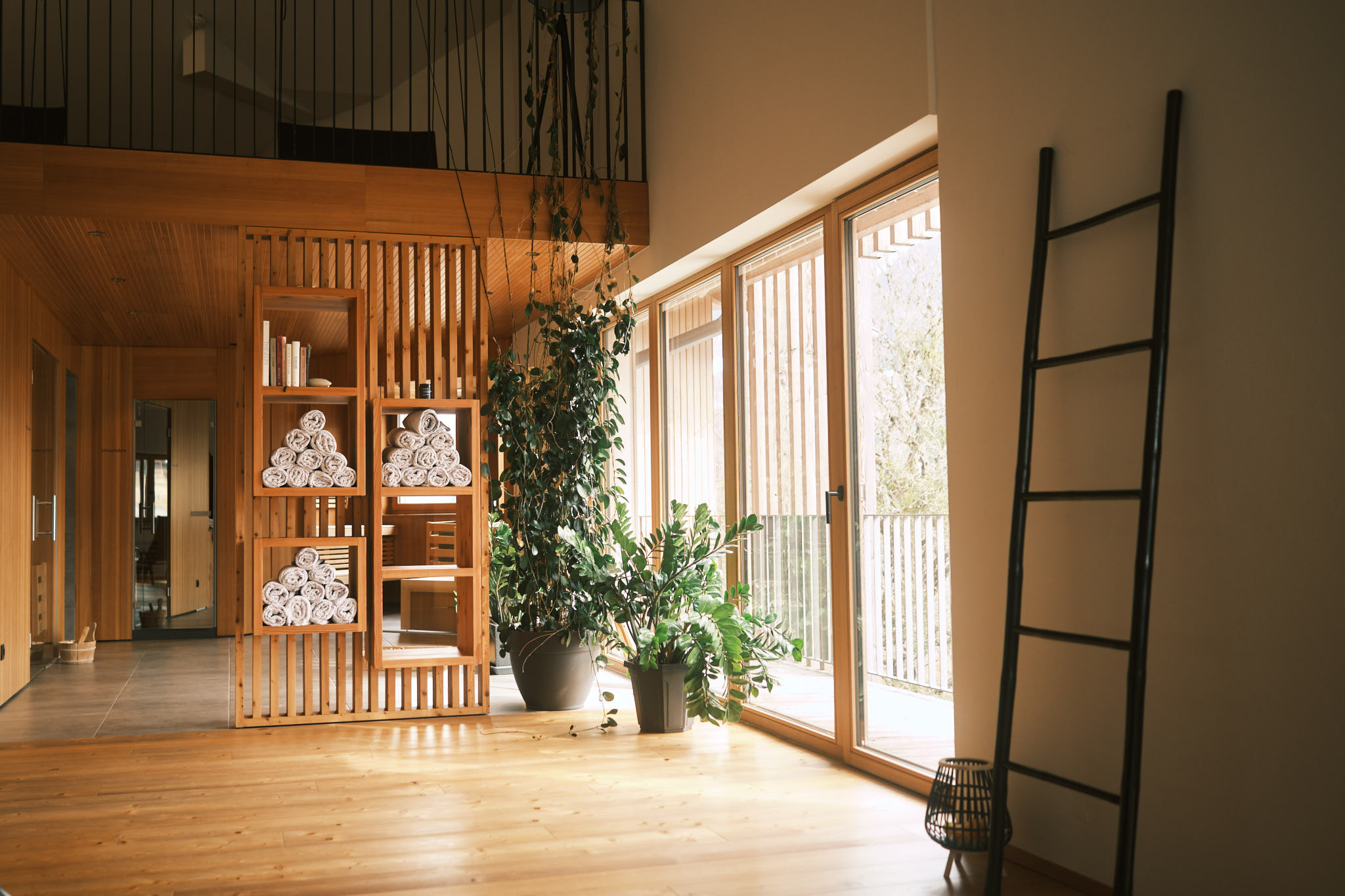 Ruheraum mit Saunen und Balkon