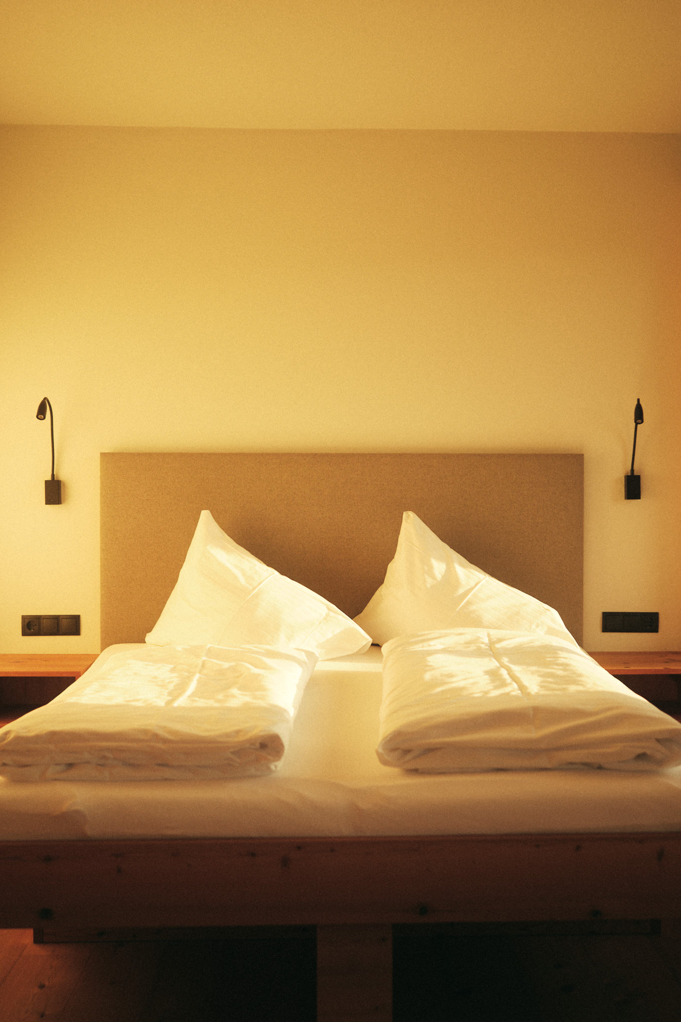 Bett mit zwei Kissen