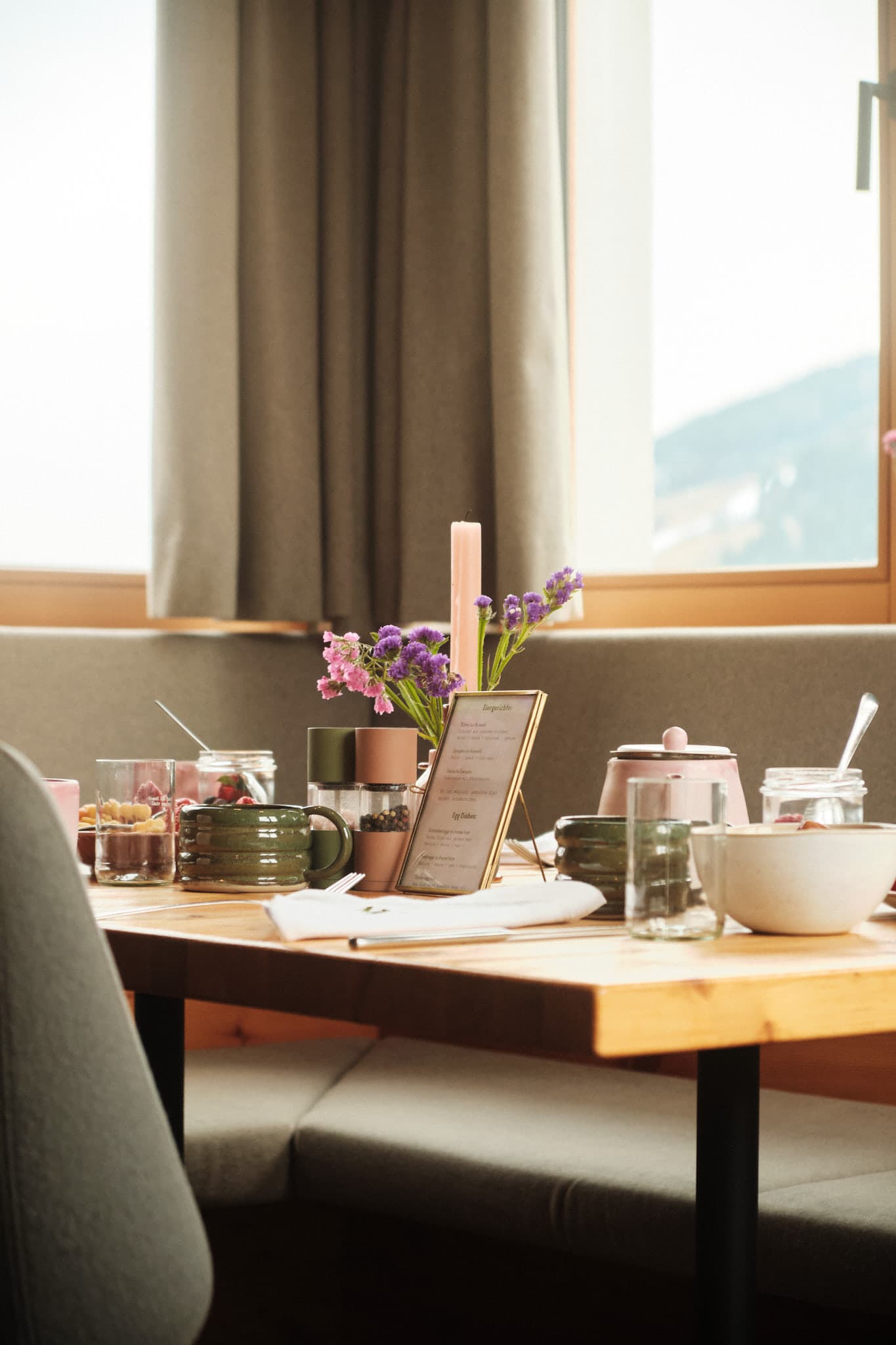 Frühstück am Tisch mit Ausblick