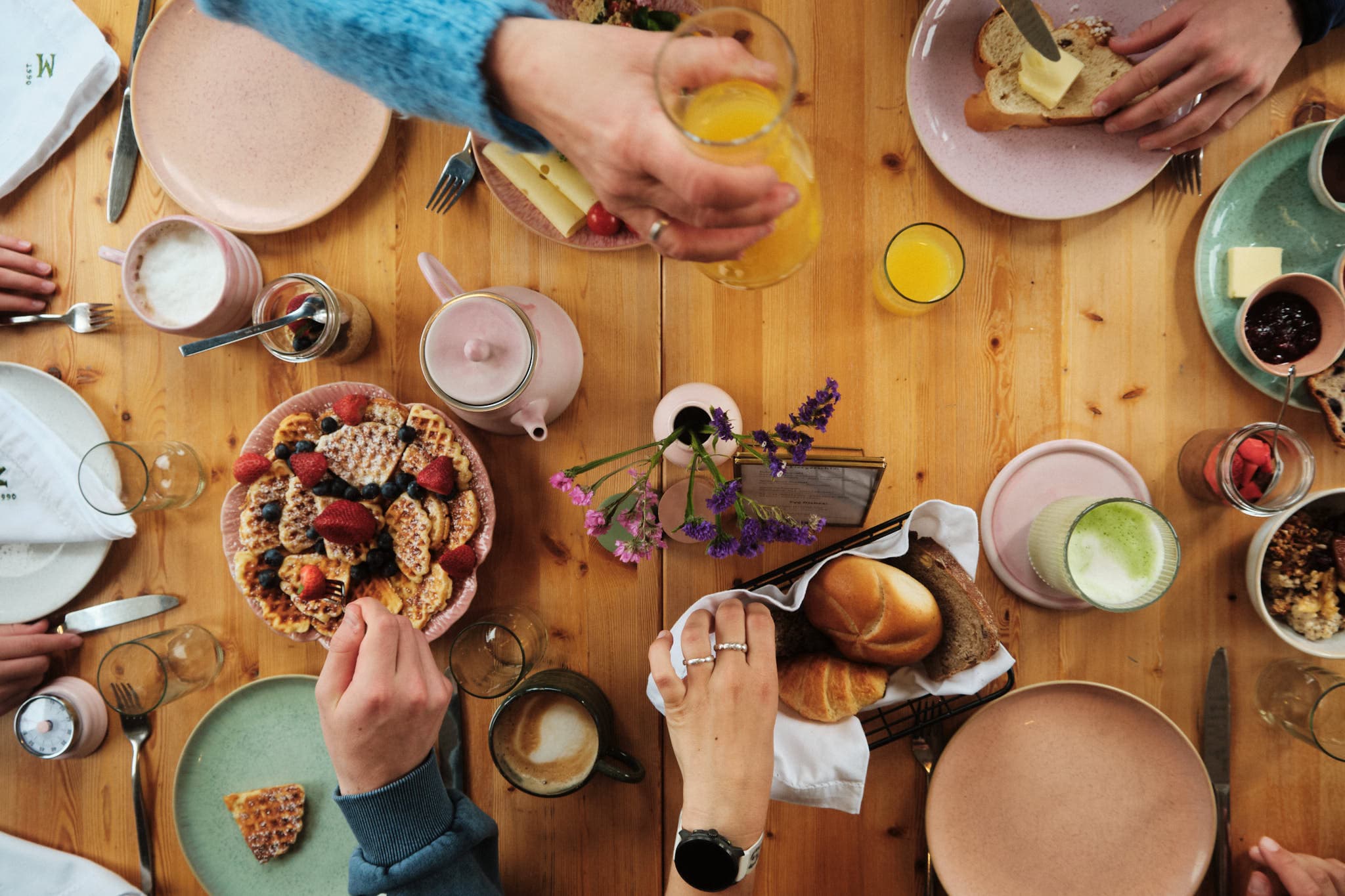 Frühstück von oben gedeckt
