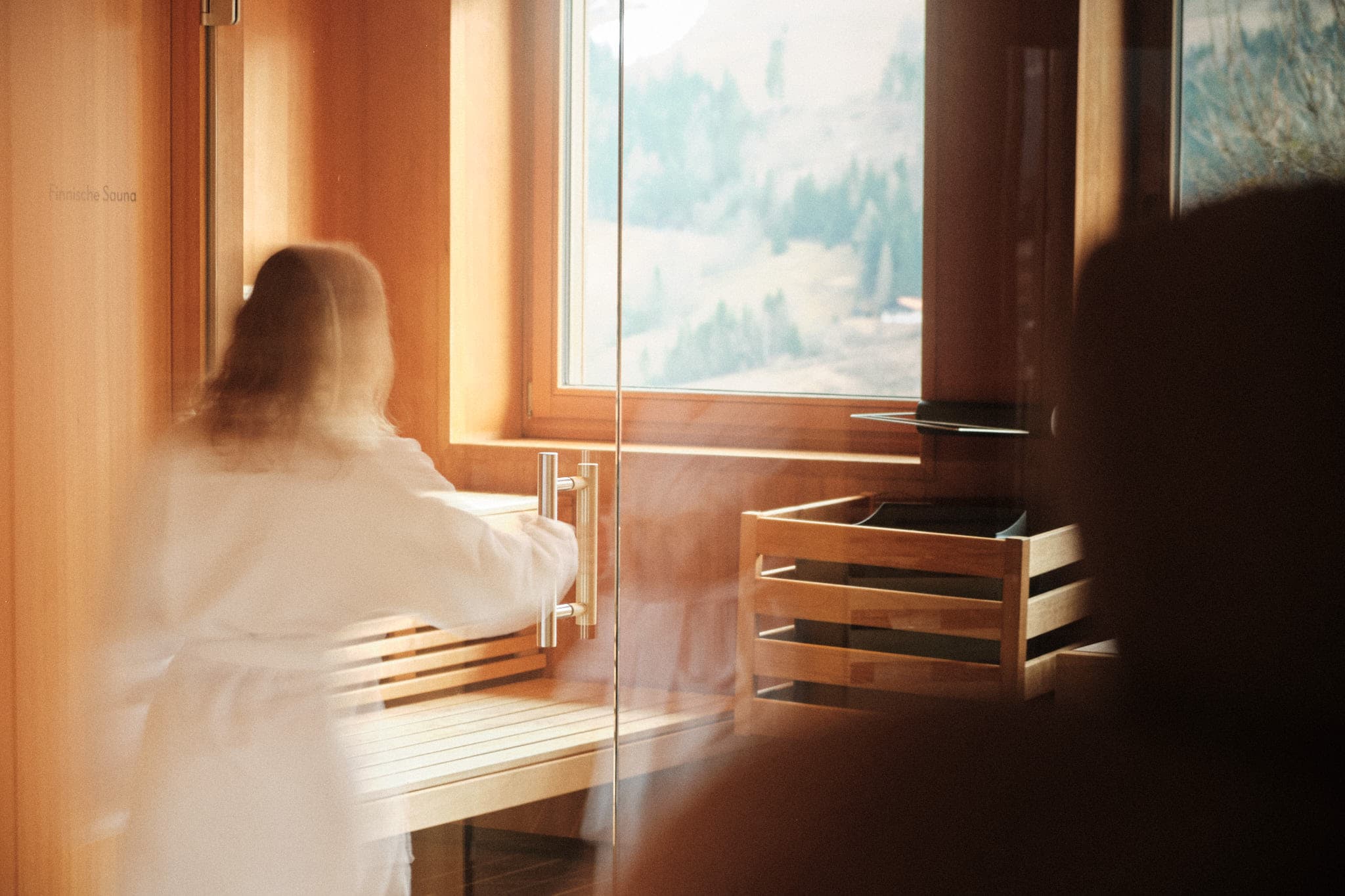 Frau bei Fenster mit Licht