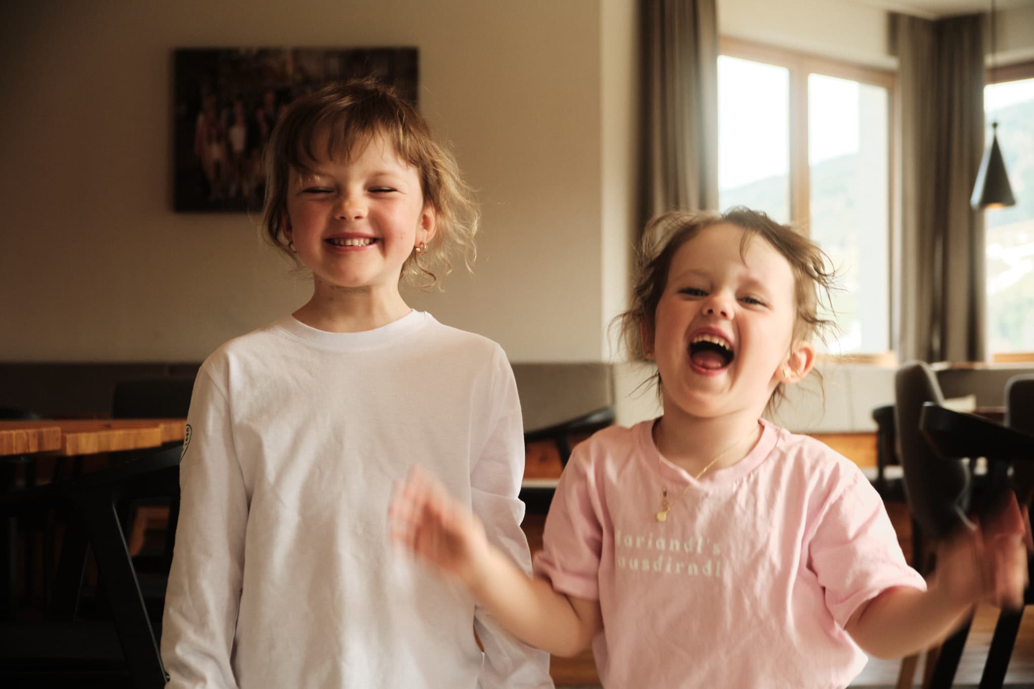 Kinder lachen zusammen