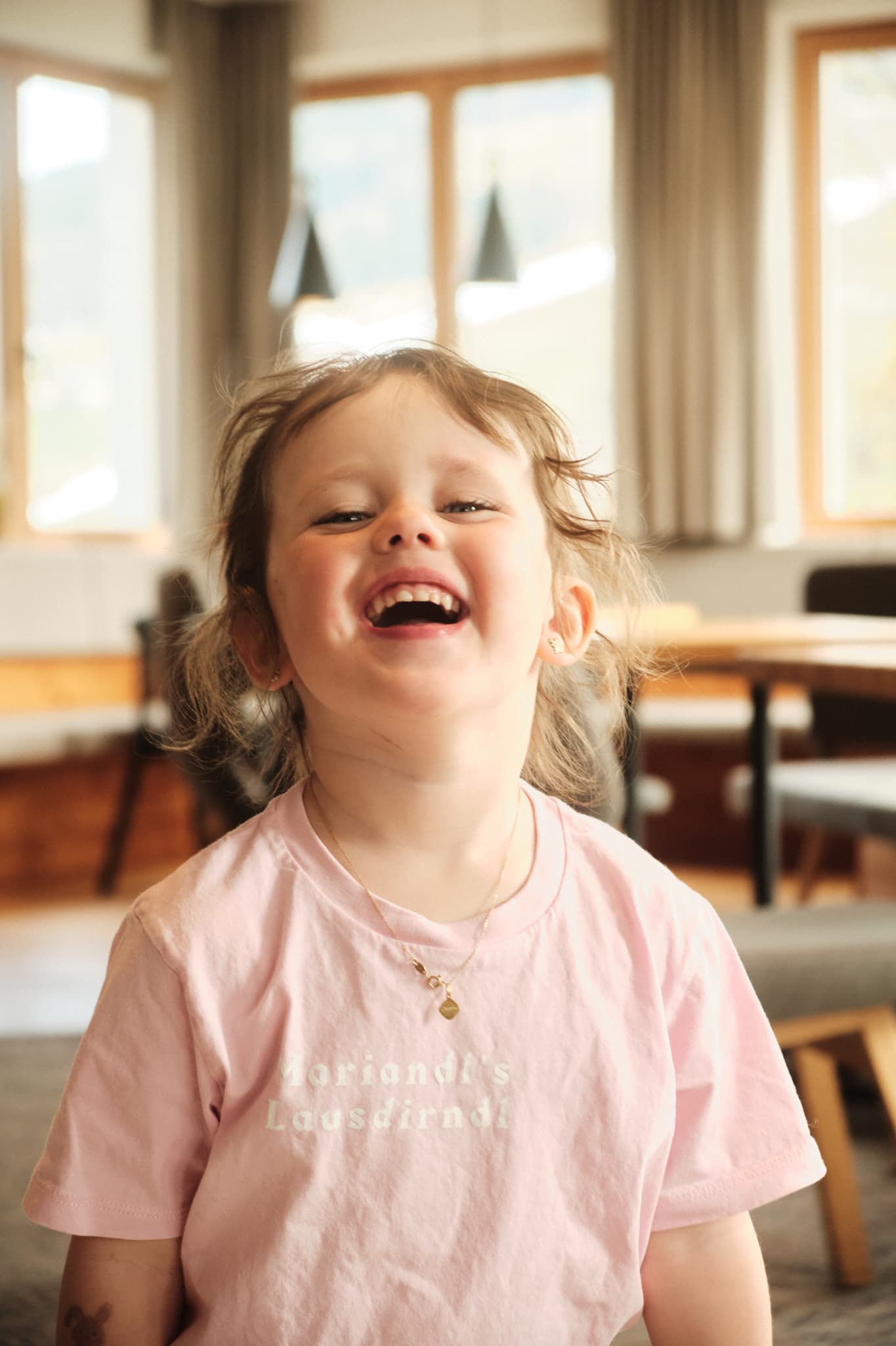 Kind lacht im Innenraum