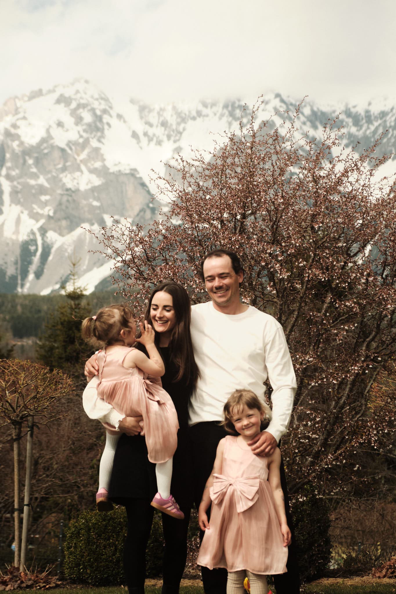 Familie draußen lachend Juniorchefs