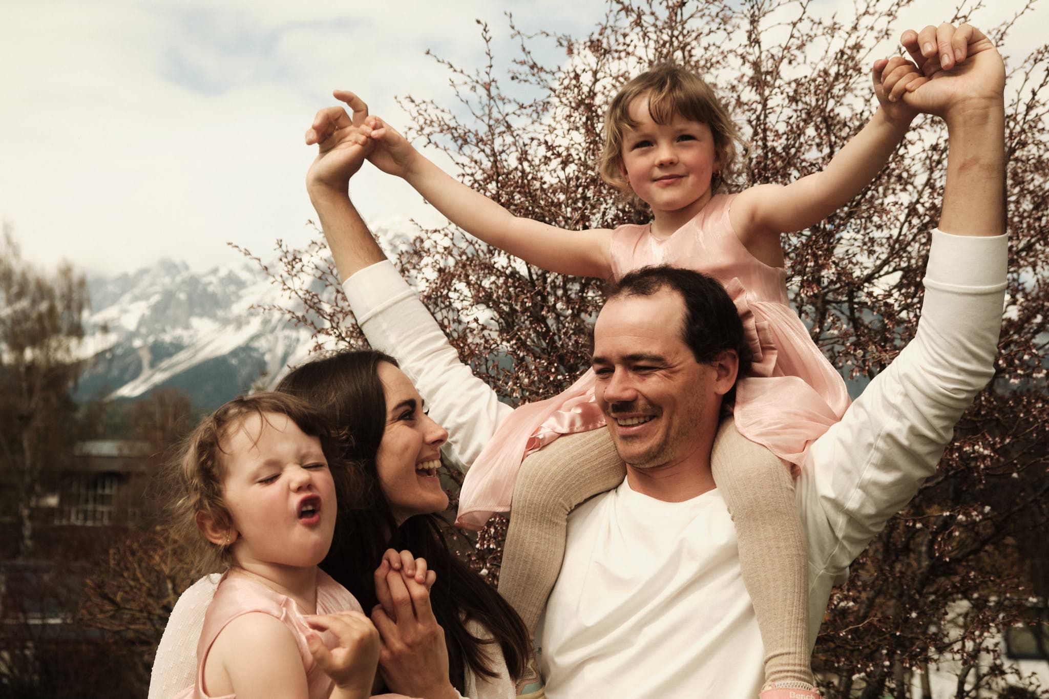 Familie lacht zusammen Juniorchefs