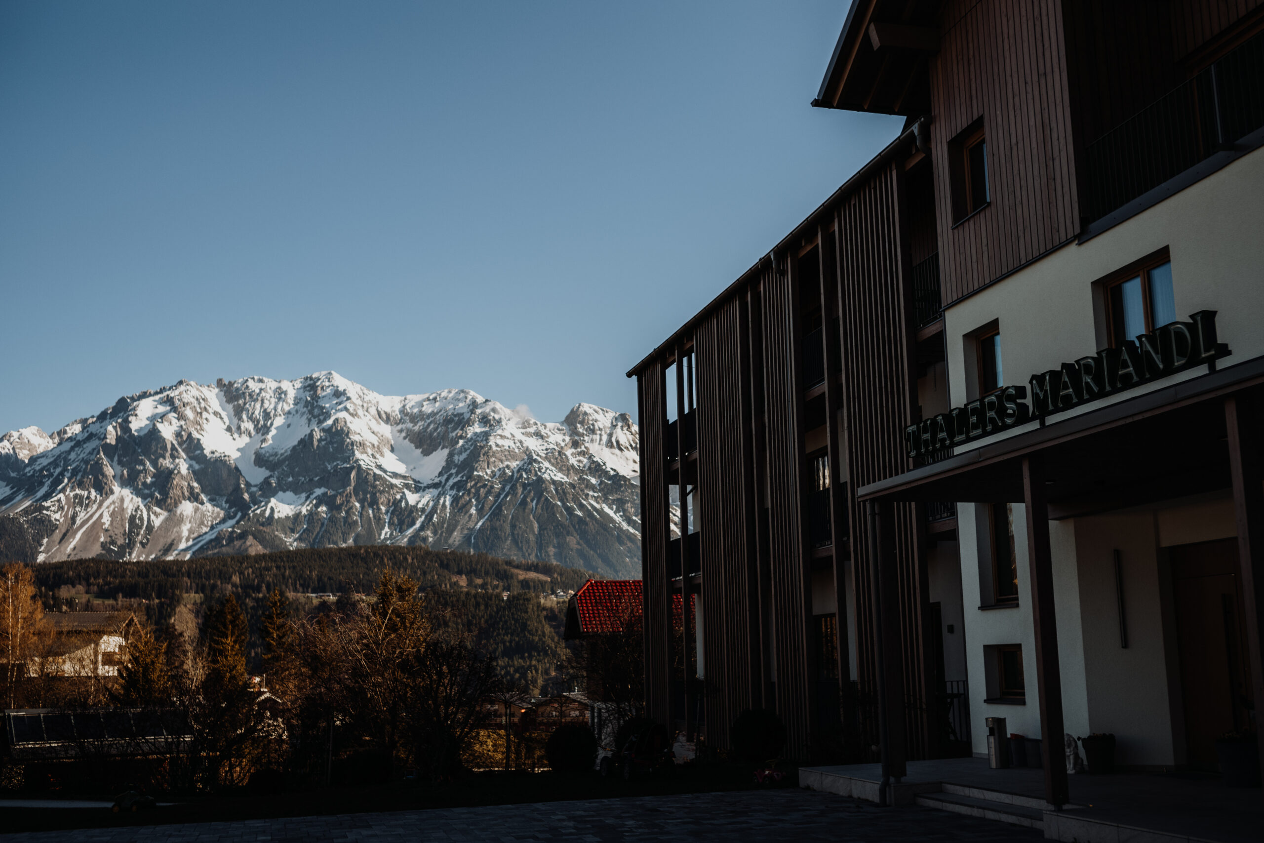 Hotel außen mit Bergen