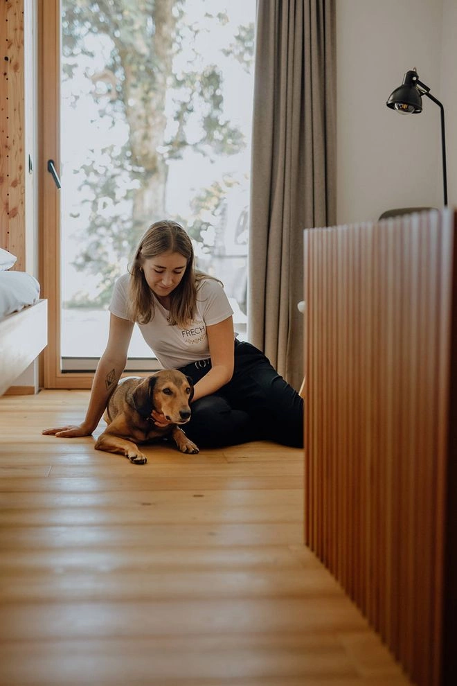 Frau mit Hund im Zimmer