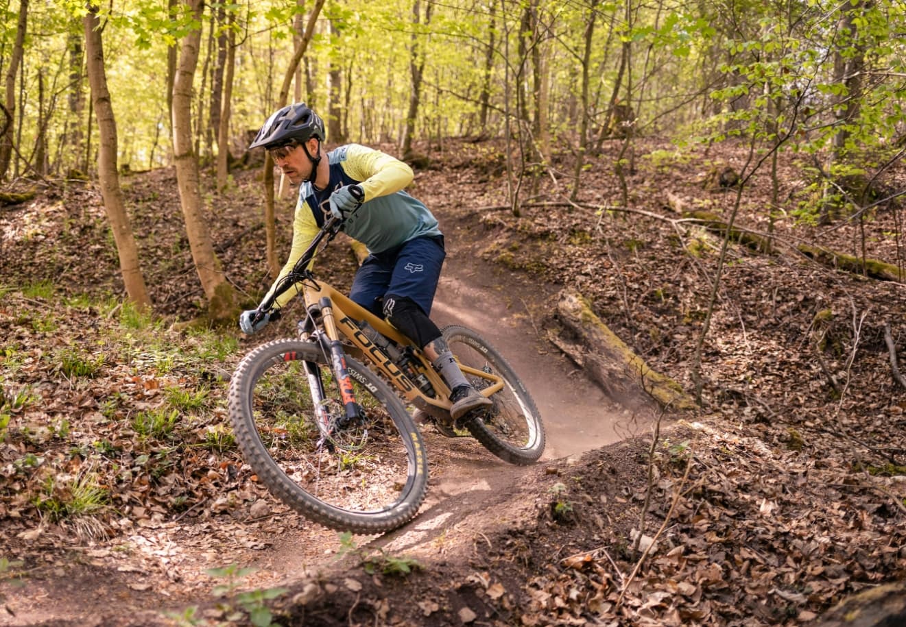 Mountainbiker im Wald