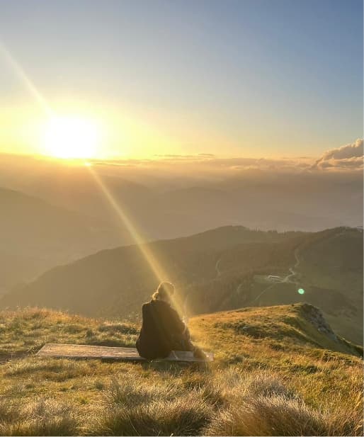 Sonnenaufgang Berge mit sitzender Person