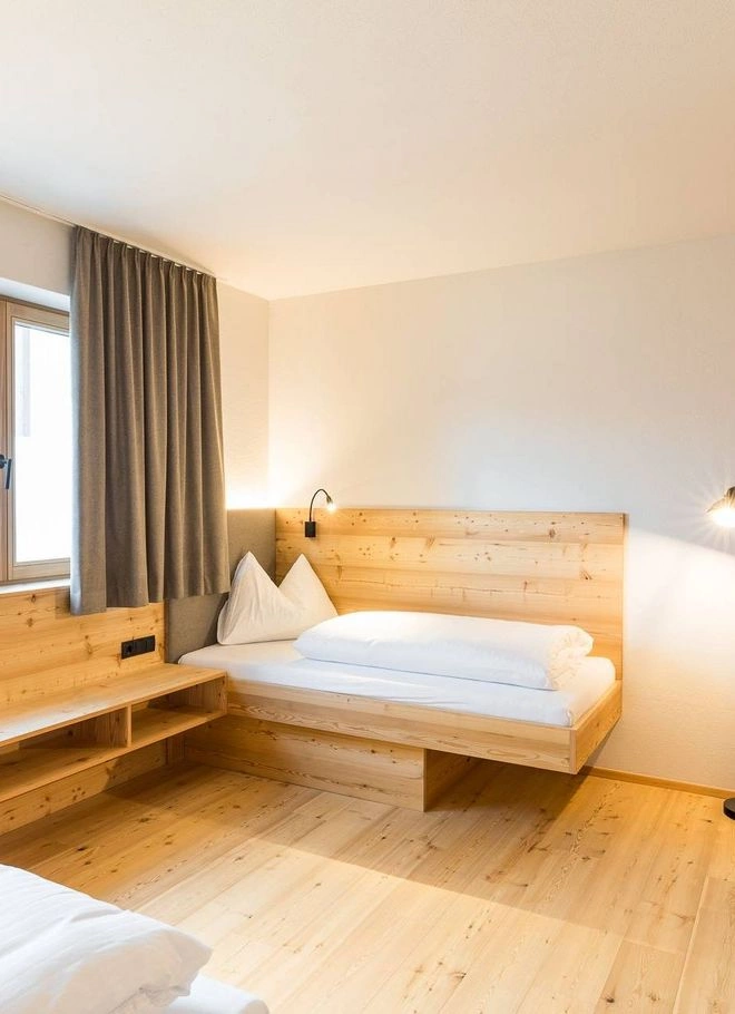 Schlafzimmer mit Holz Bett