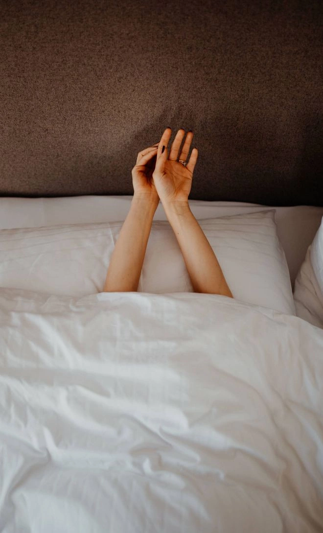 Hände strecken im Bett