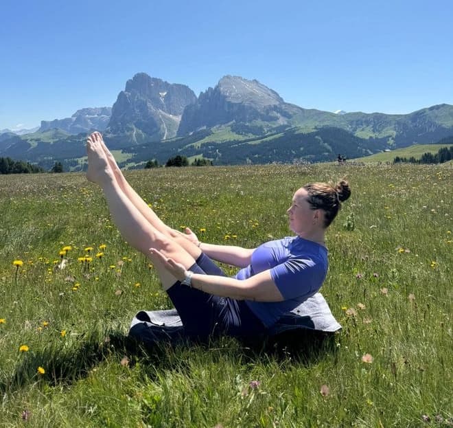 Person Yoga Wiese Berge Pliates Retreat