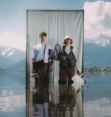 Zwei Personen im Wasser Spiegelung