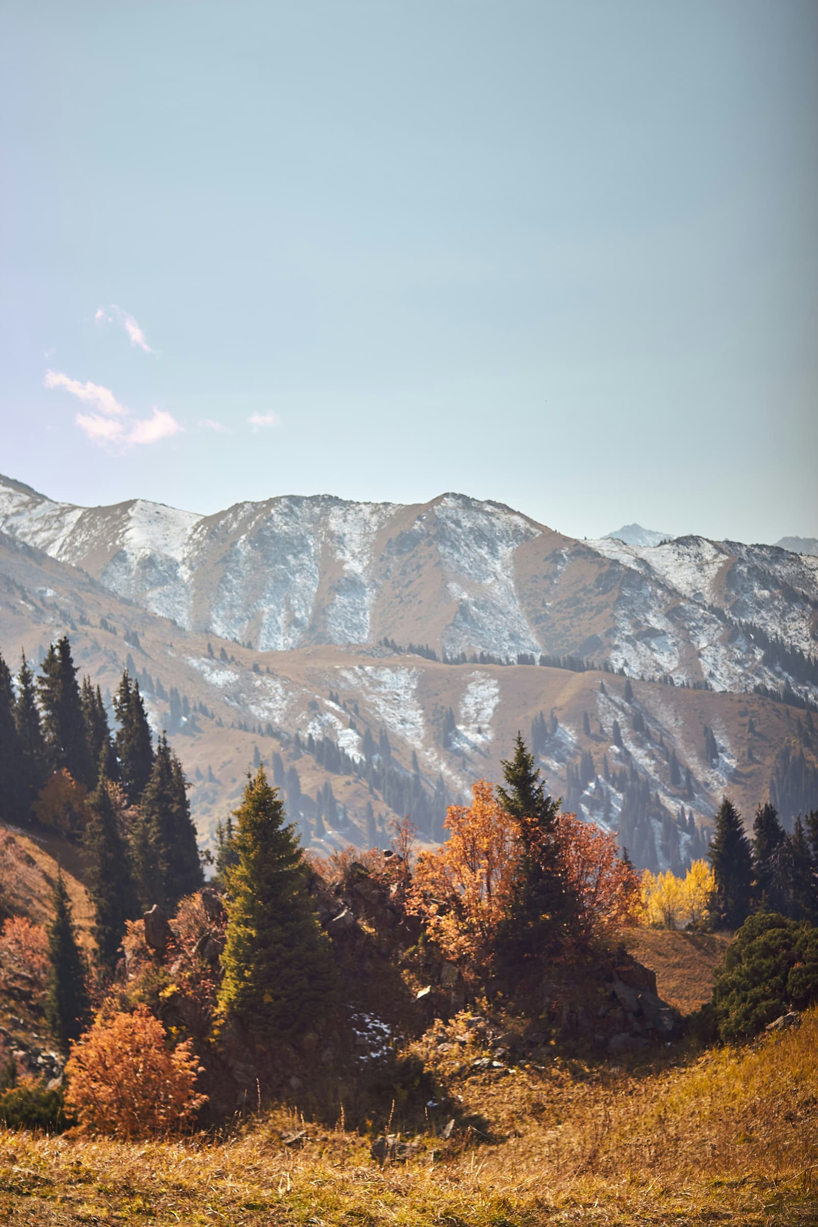 Bergkette mit Schnee