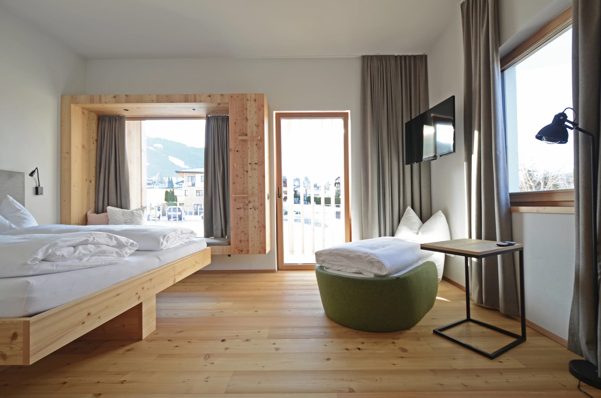 Schlafzimmer mit Holz und Ausblick