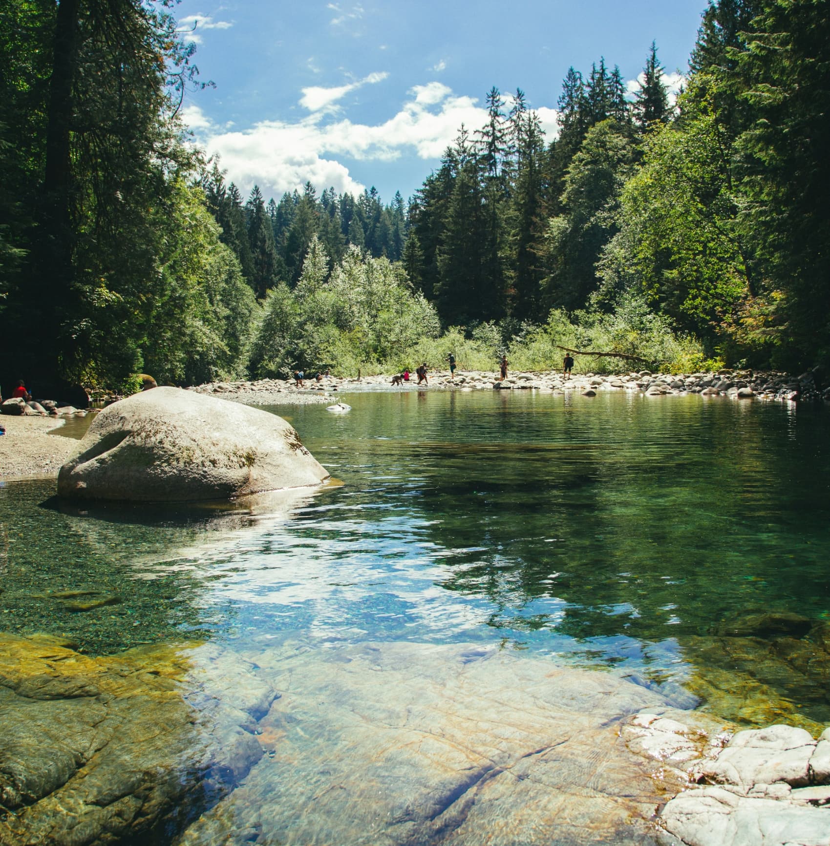 Bach mit Menschen am Ufer