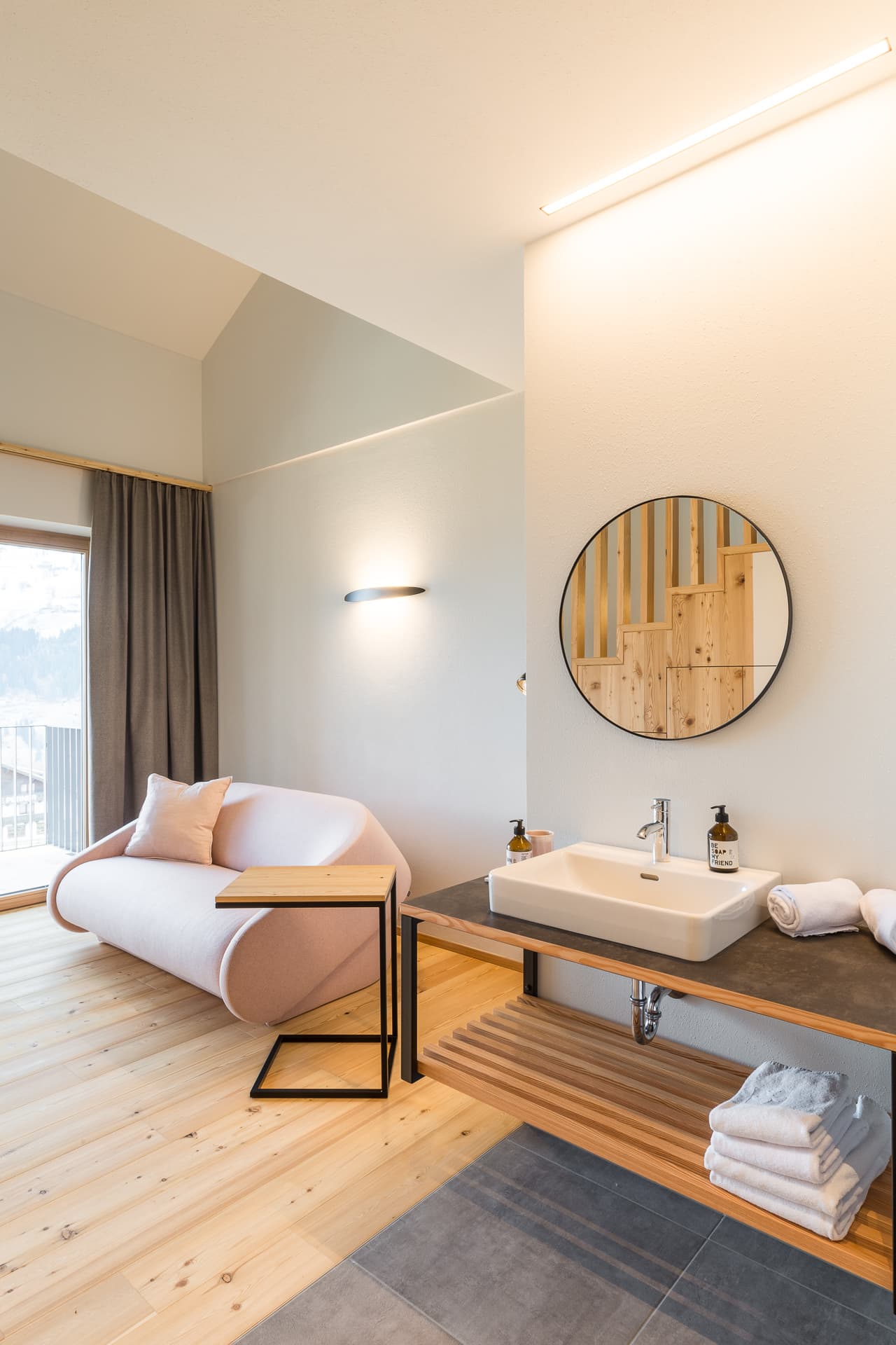 Wohnzimmer mit Sofa und Tisch