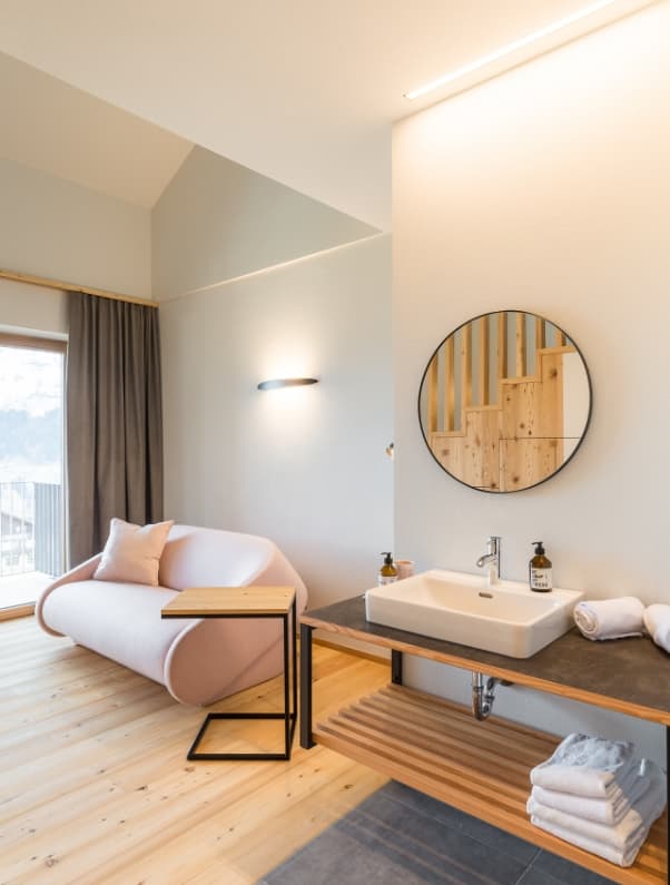 Foto von Zimmer mit Waschbecken und Couch