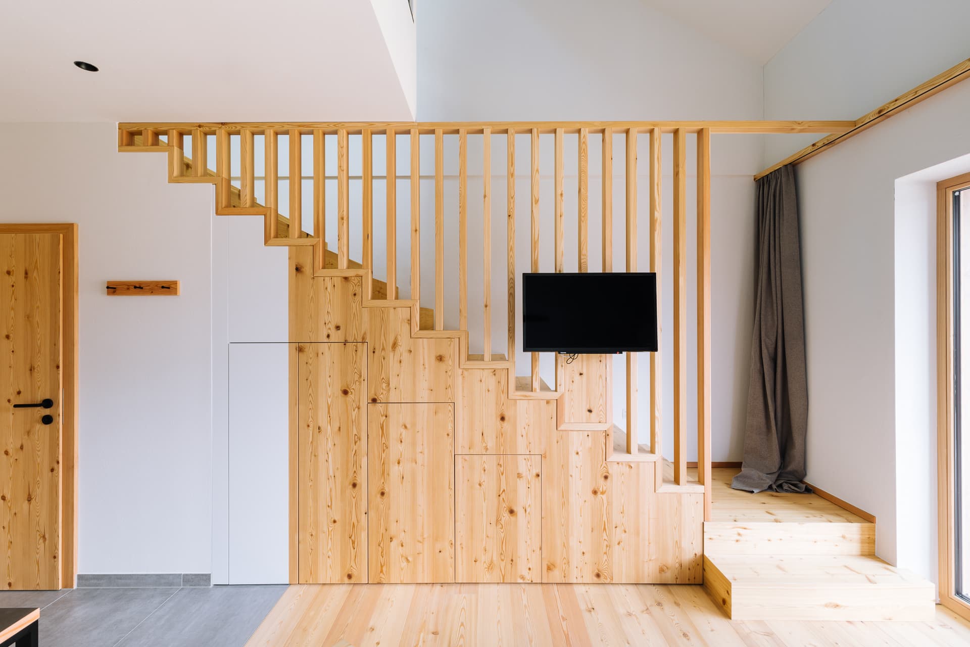 Wohnzimmer mit Holzwand