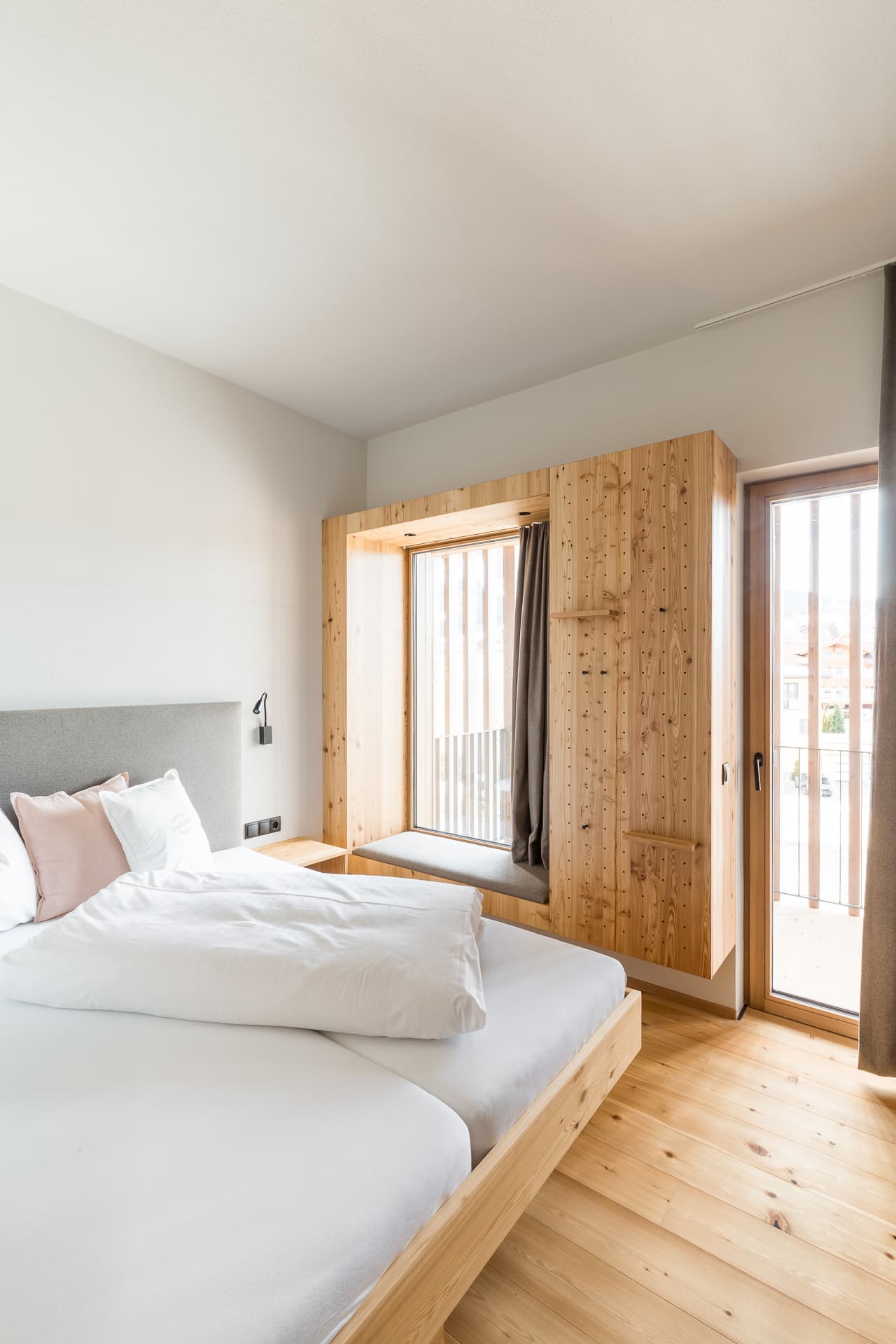 Schlafzimmer hell mit Holz