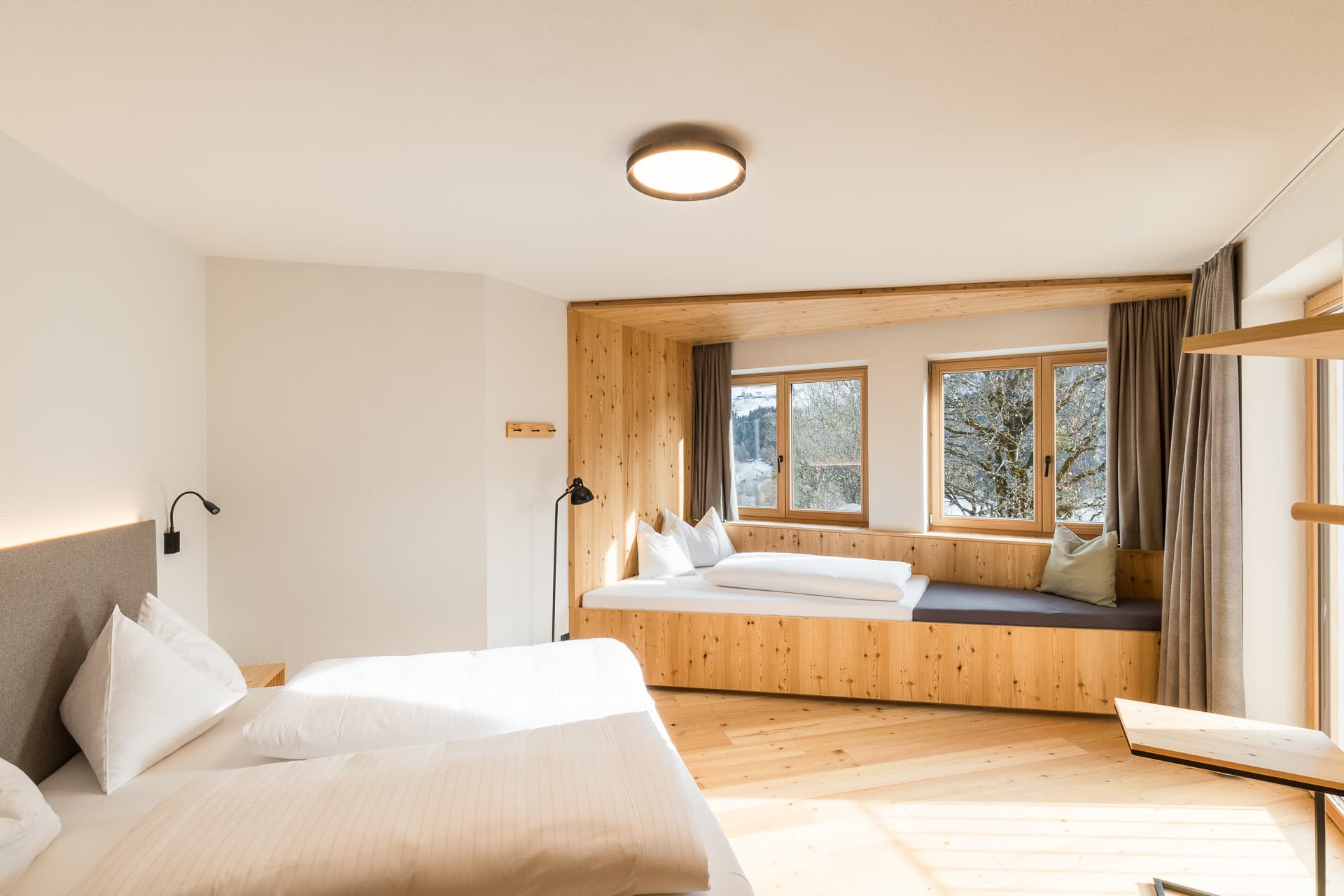 Schlafzimmer mit Holz und Fenster und Fensterbett