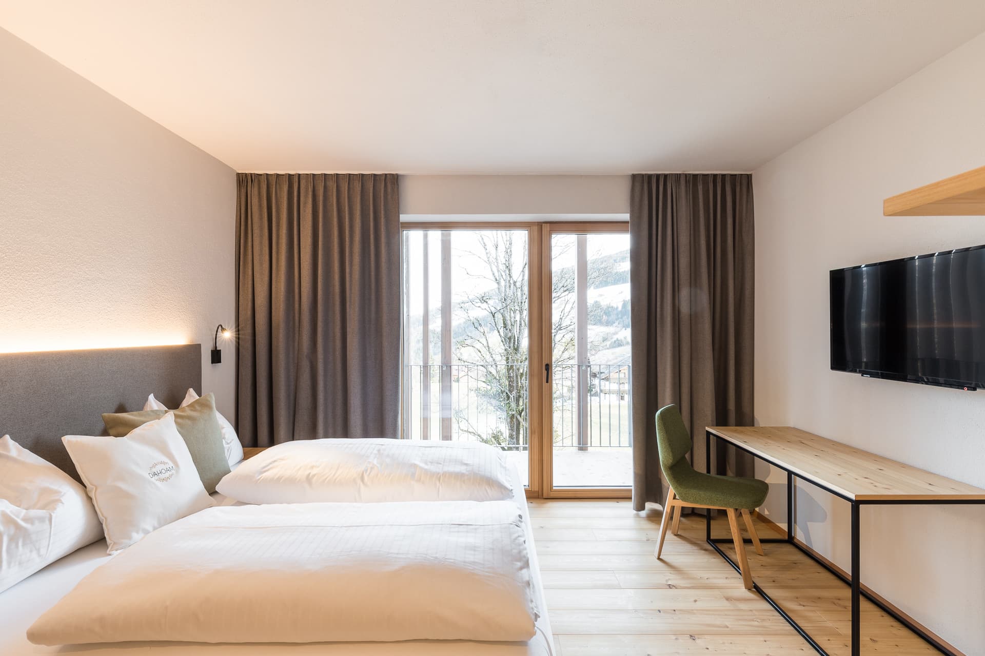 Schlafzimmer mit Fensterfront