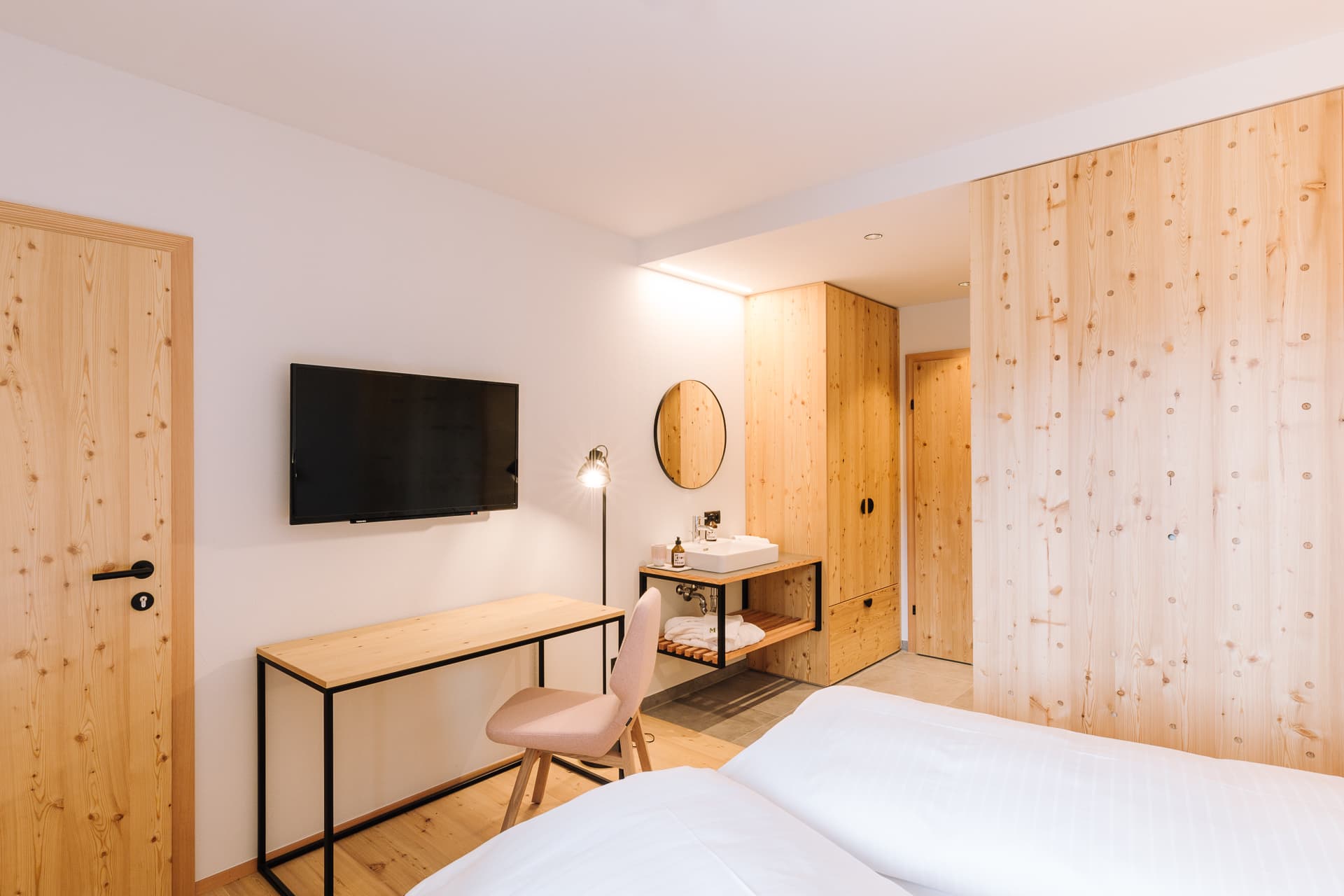 Schlafzimmer mit TV und Tisch