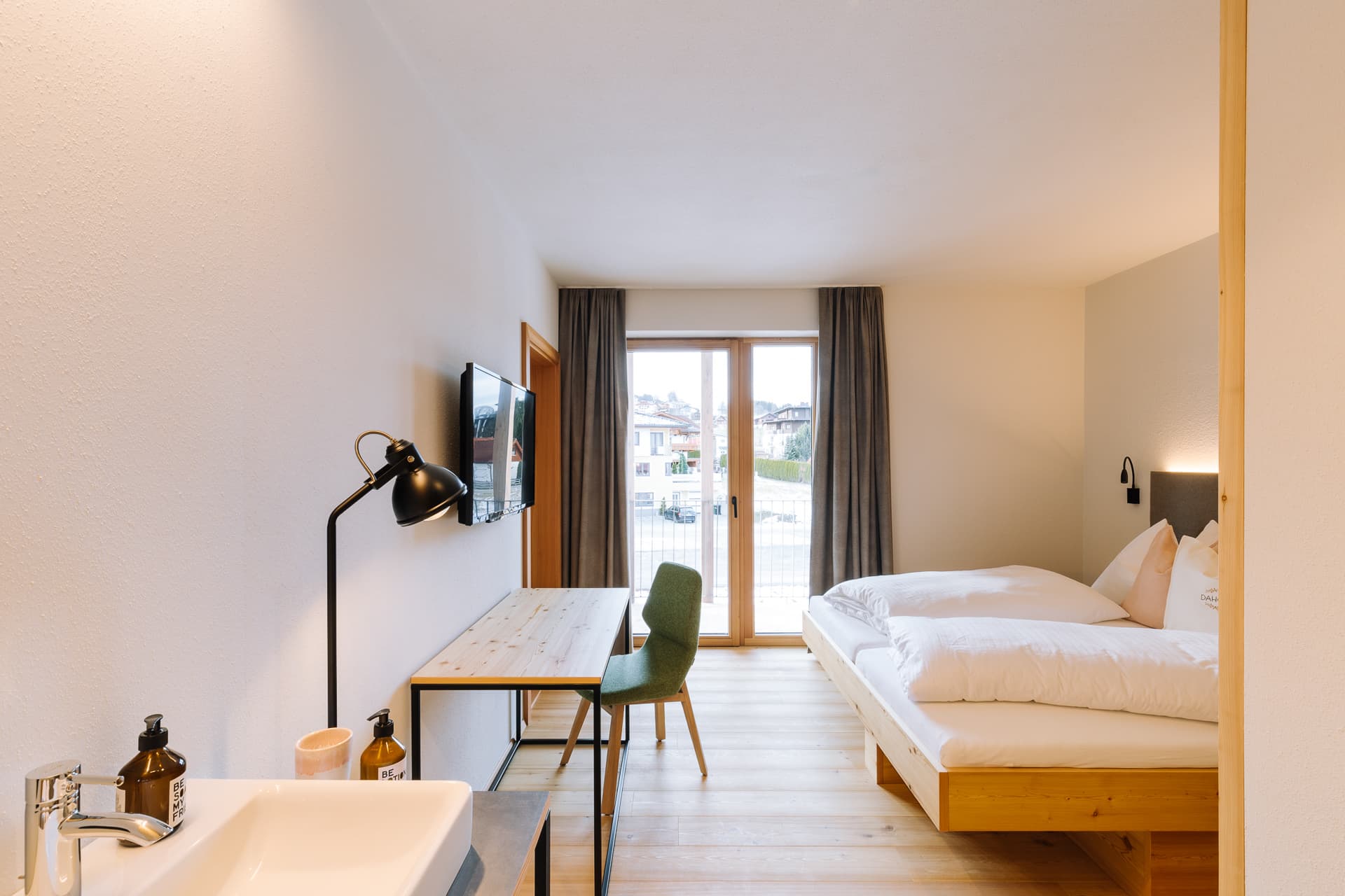 Schlafzimmer mit Schreibtisch