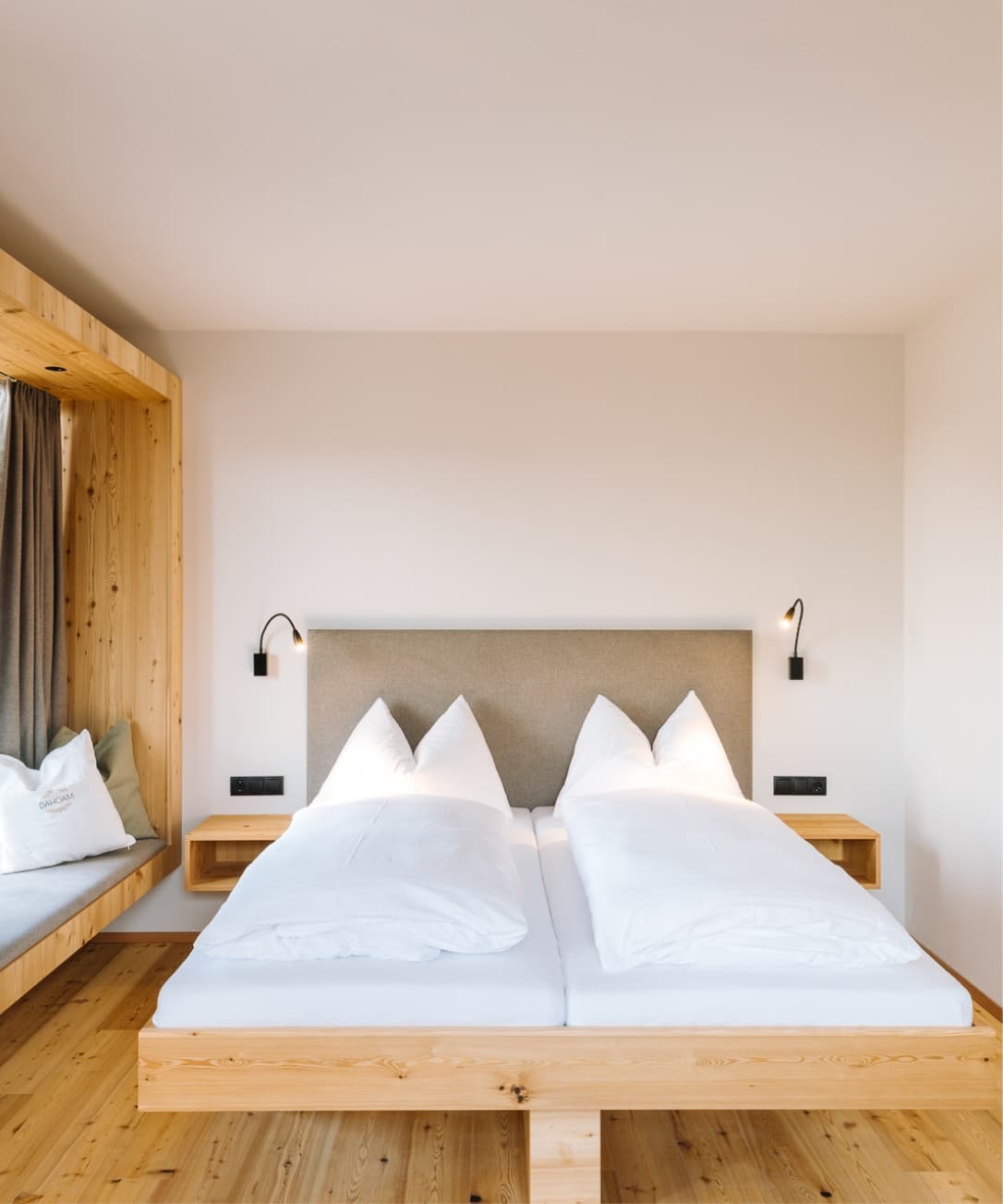 Doppelbett mit Fenstersitzbank