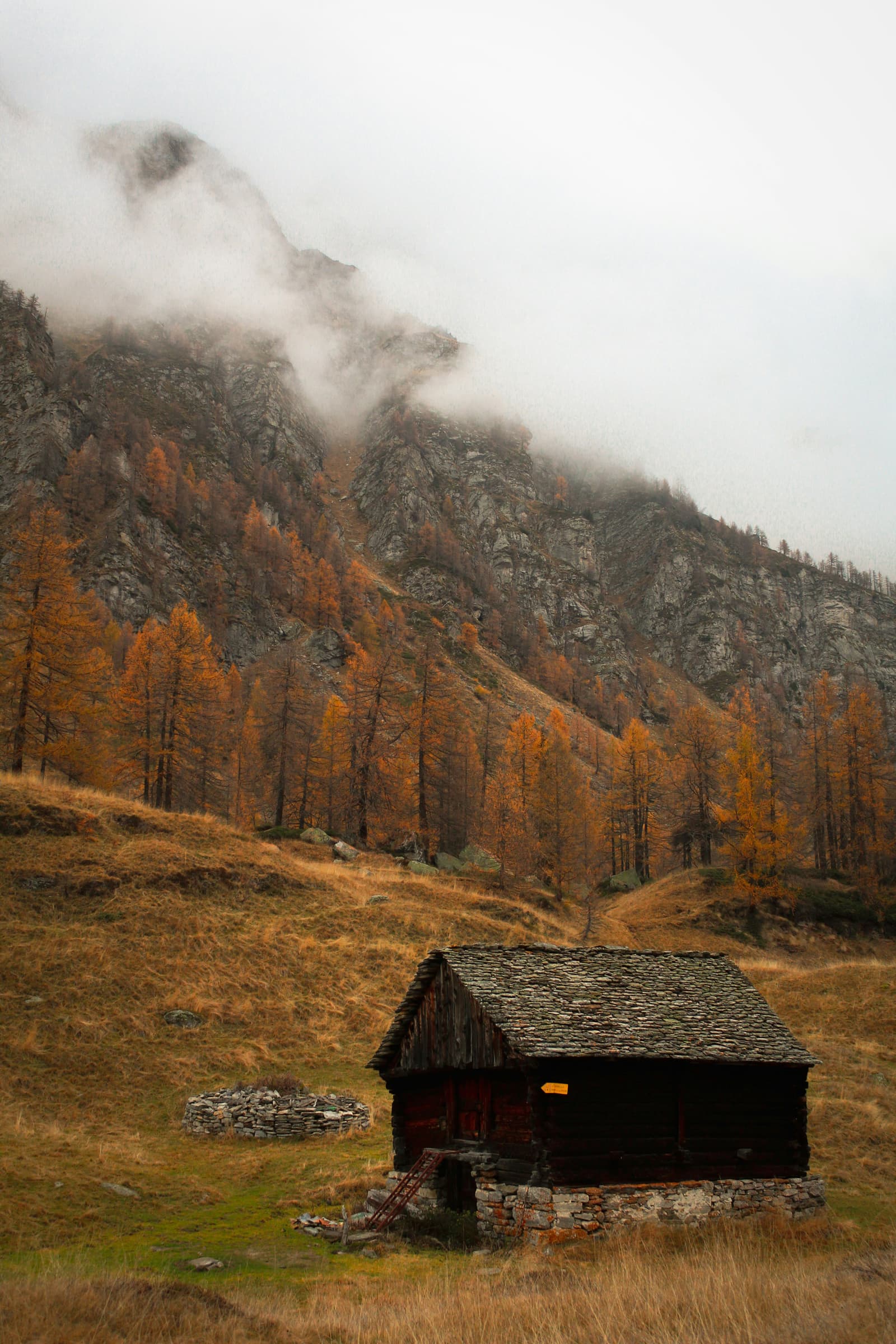 Hütte mit Rauch in den Bergen