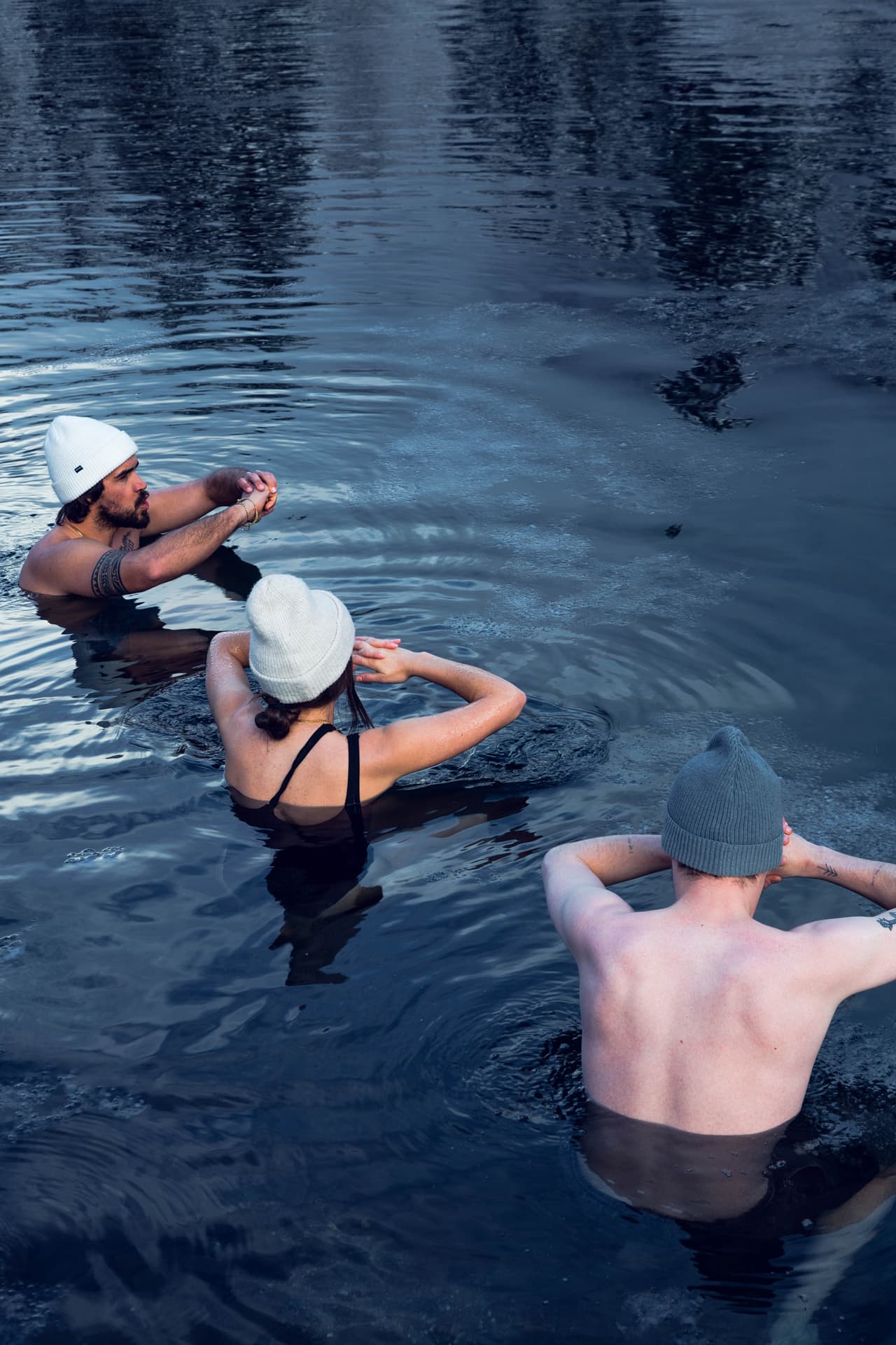 Personen im Wasser Eisbaden