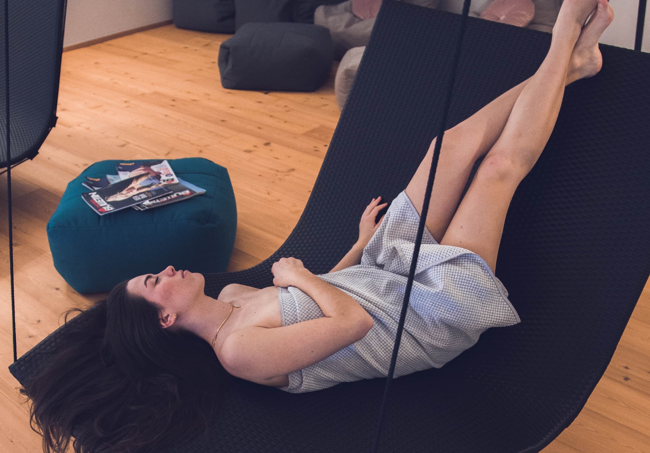 Frau liegt im Ruheraum