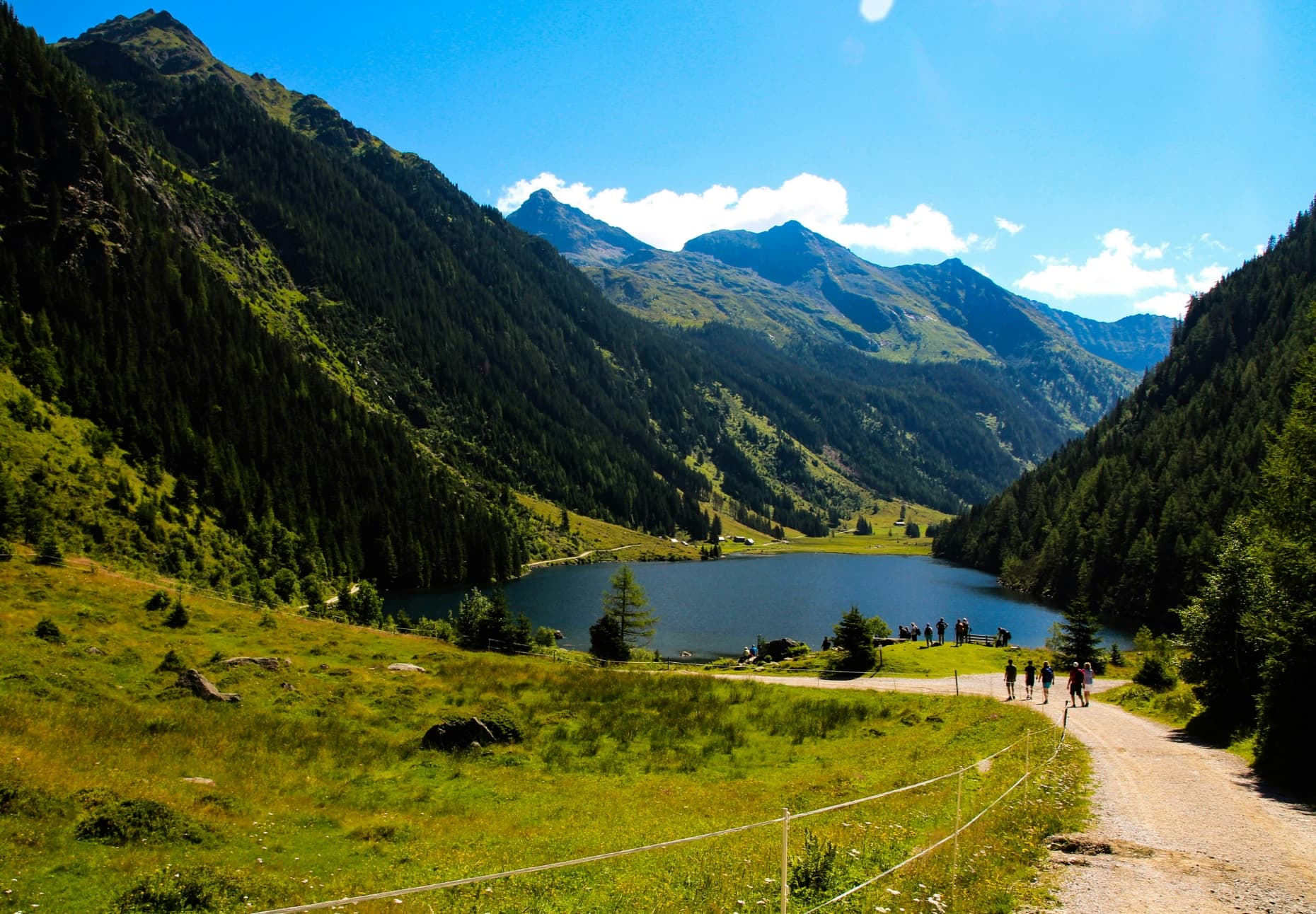Wanderer im Gebirge am Riesachsee
