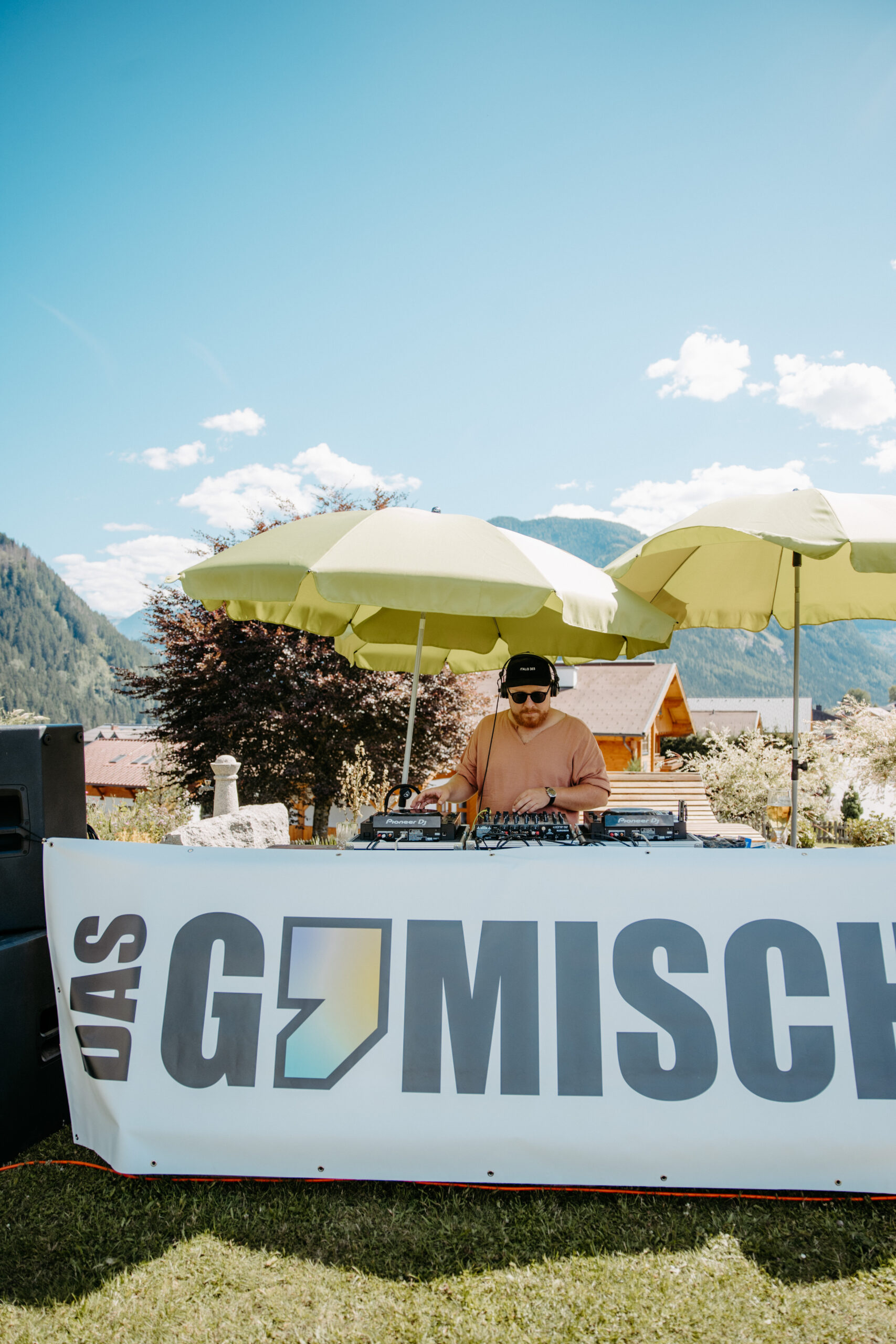 DJ mit dem Pult von DAS G'MISCH der gerade auflegt bei einem Picknick