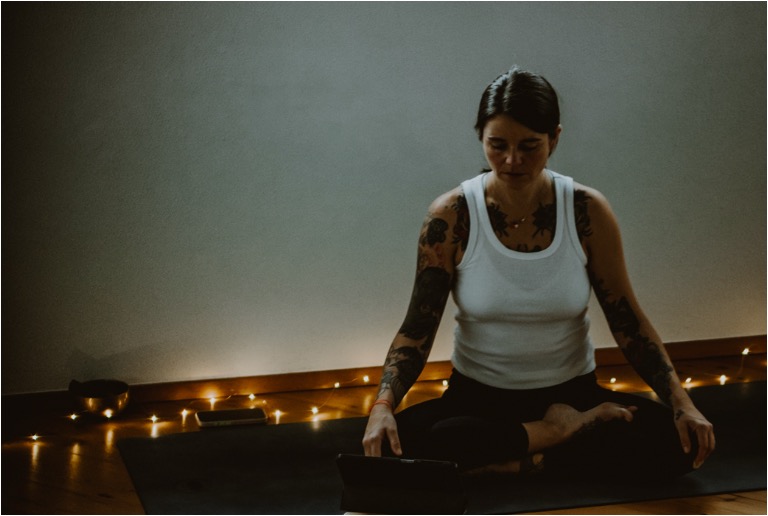 Frau vor die Lichtern in einer Yogapose